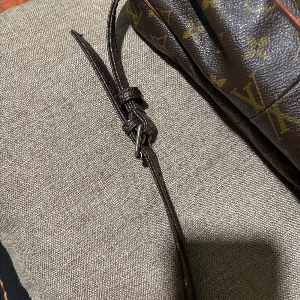 Authentic Louis Vuitton monogram messenger with COA - Picture 11 of 13